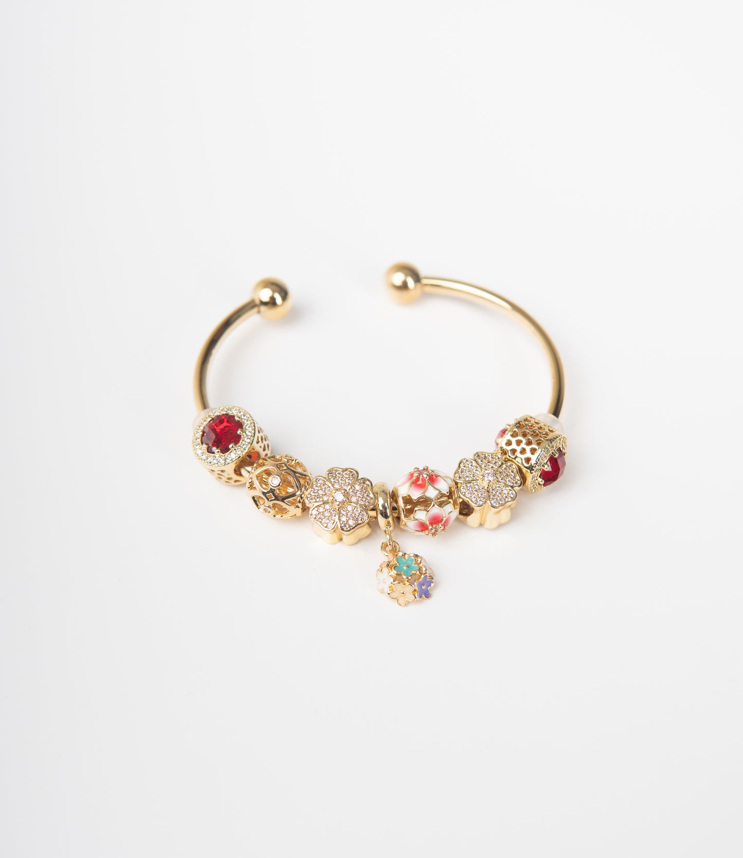 Brazalete dorada con dijes rosa