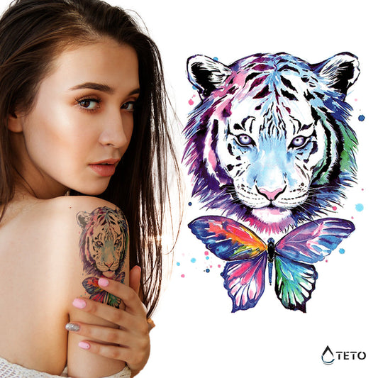 Tigre multicolor con una mariposa