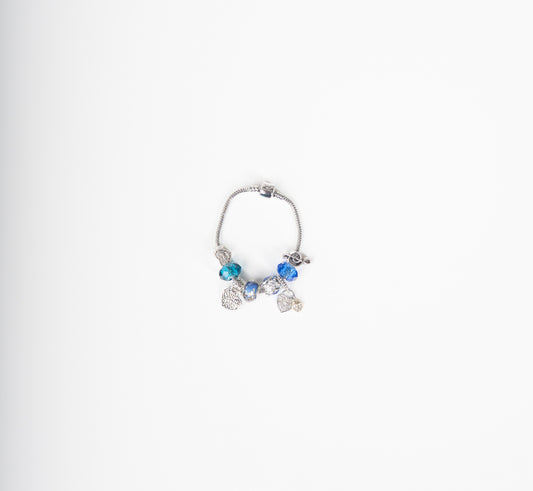 Brazalete plateado con dijes azules